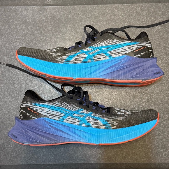 ASICS Novablast 3 - Picture 2 of 4